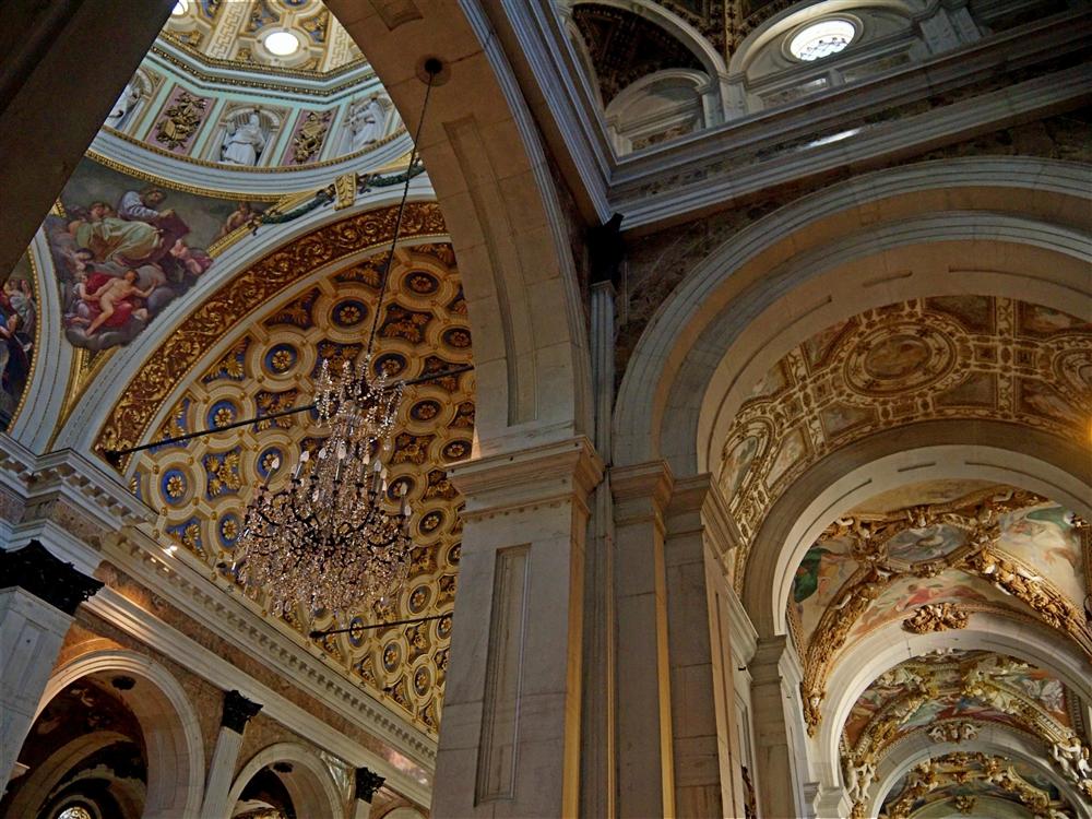 Milano - Giochi di forme e colori all'interno della Chiesa di Santa Maria dei Miracoli